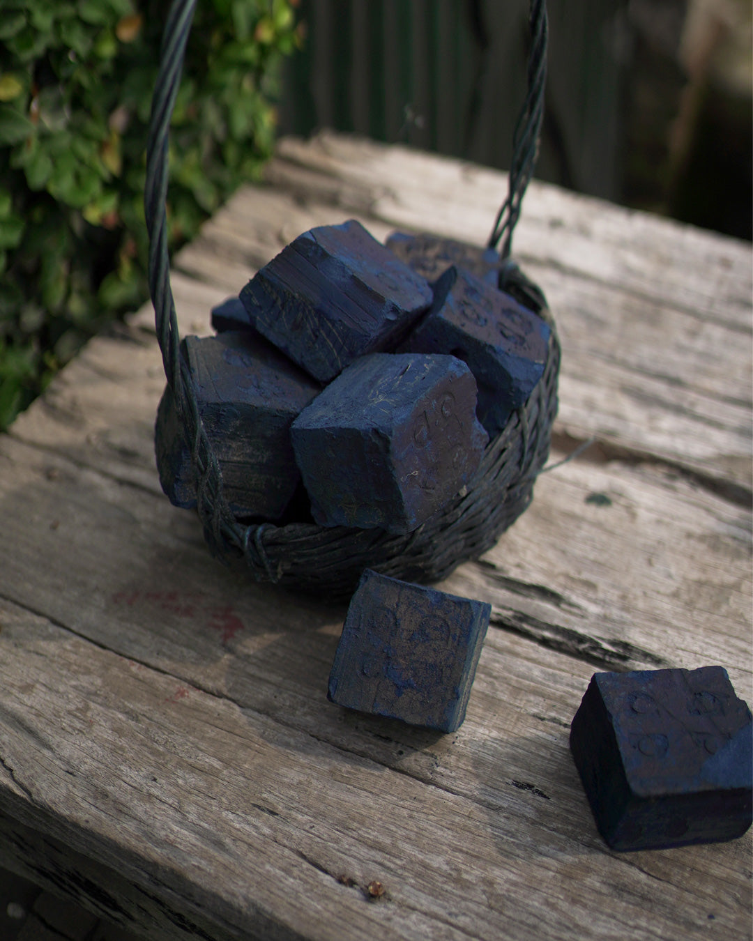インディゴケーキ/インディゴブロック　①-A Organic Indigo Dye Cake – Tarai Blue